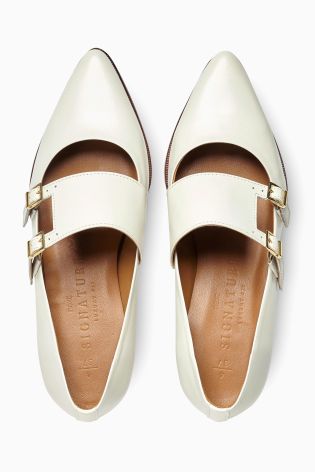 Signature Leather Buckle Detail Shoes